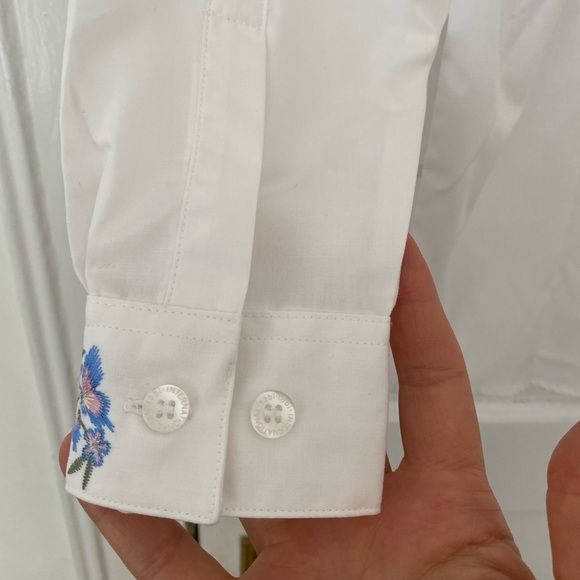 Gorgeous Tabi embroidered button down blouse - Picture 5 of 8
